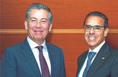 Alejandro Valenzuela, presidente del Consejo de Administración, y Francisco Tonatiuh Rodríguez, director general de Banco Azteca