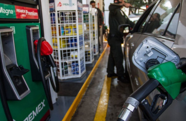 Llena el tanque de gasolina de su auto en estación Pemex 