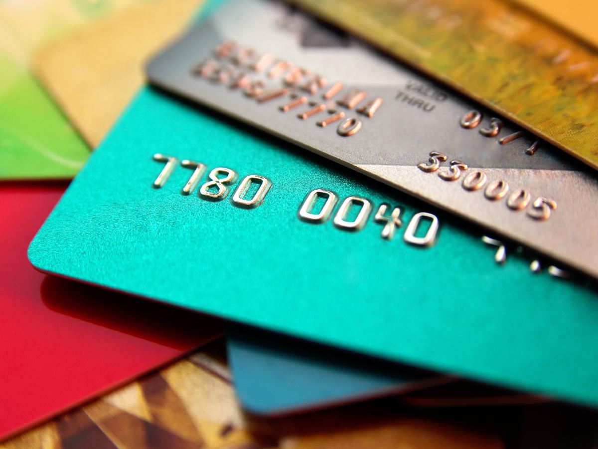 tarjetas crédito de colores en abanico