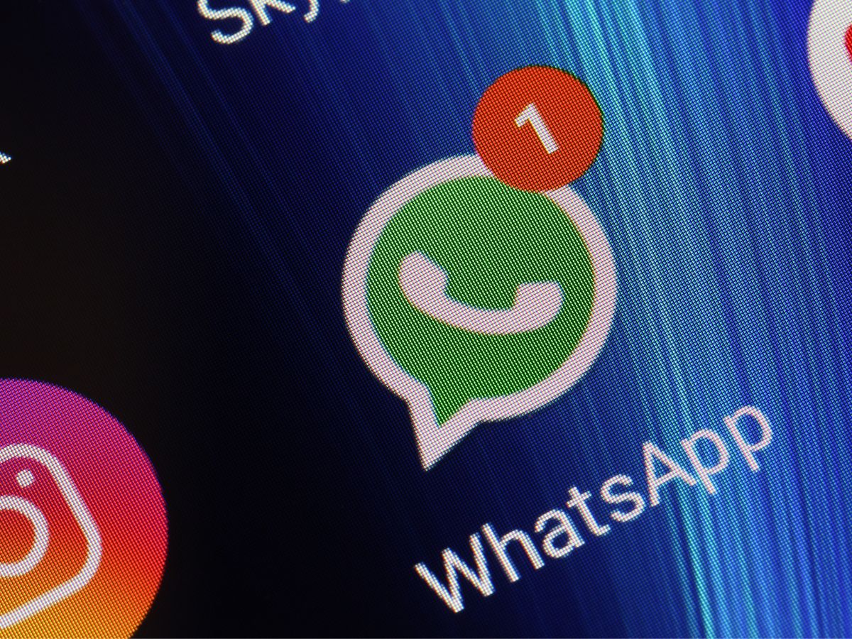 Icono de WhatsApp en la pantalla del celular. 